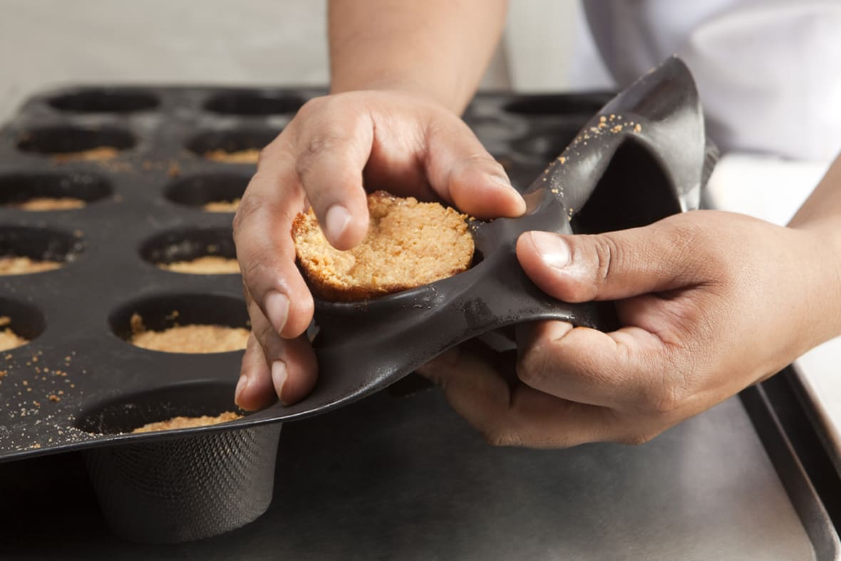 Démoulage d'un gâteau*ATTR