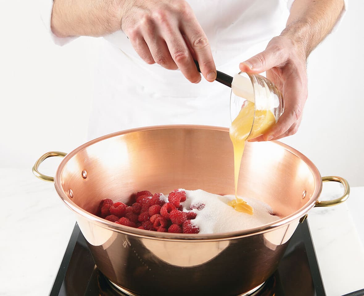 Mélange de pectine dans bassine confiture en cuivre.*ATTR