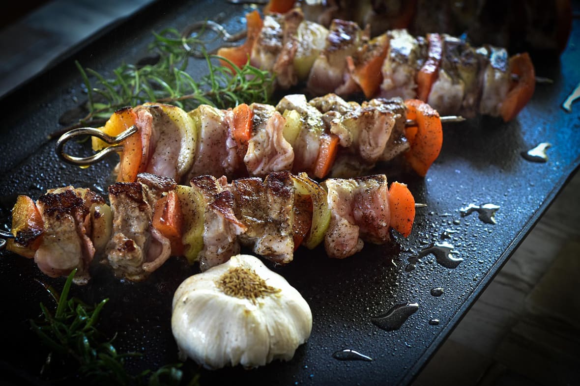 Brochettes de viande à la plancha.*ATTR