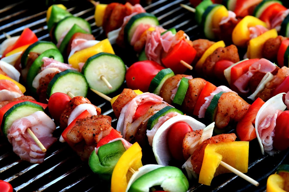 Cuisson des brochettes sur le grill.*ATTR