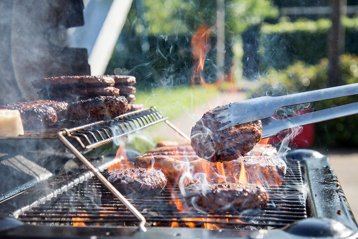 Grillades en extérieur.*ATTR