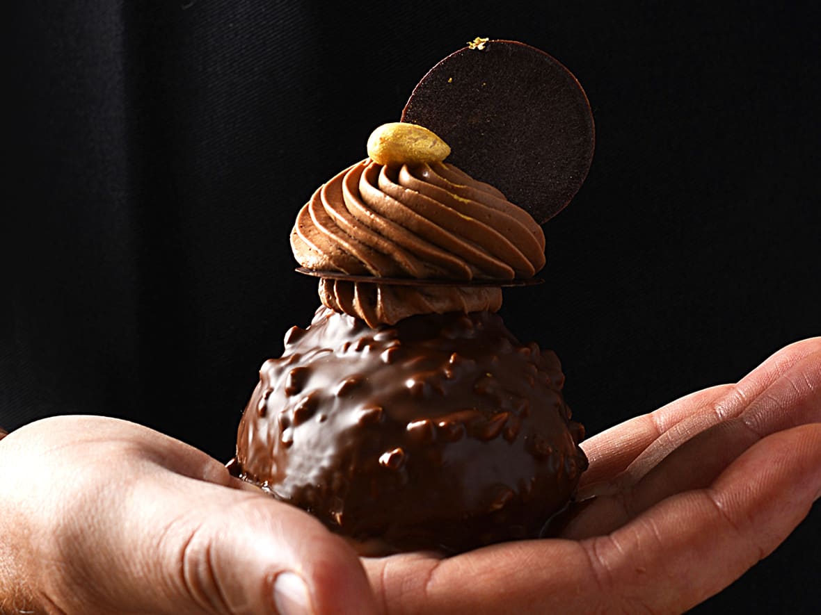 Choux rocher décoré avec douille patisserie.*ATTR
