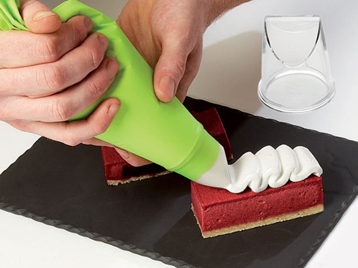 Décorer à la douille ruban.*ATTR