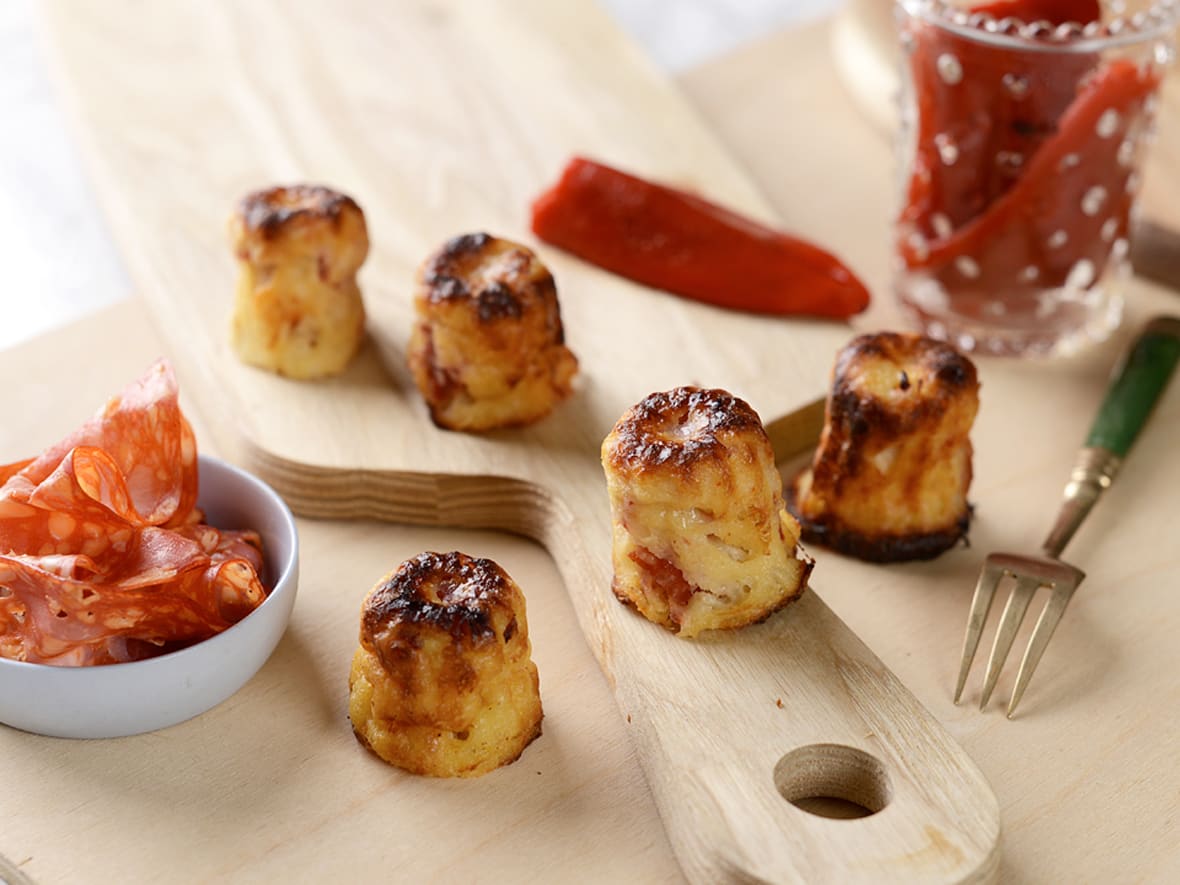 Cannelé salé avec piquillos et chorizo.*ATTR