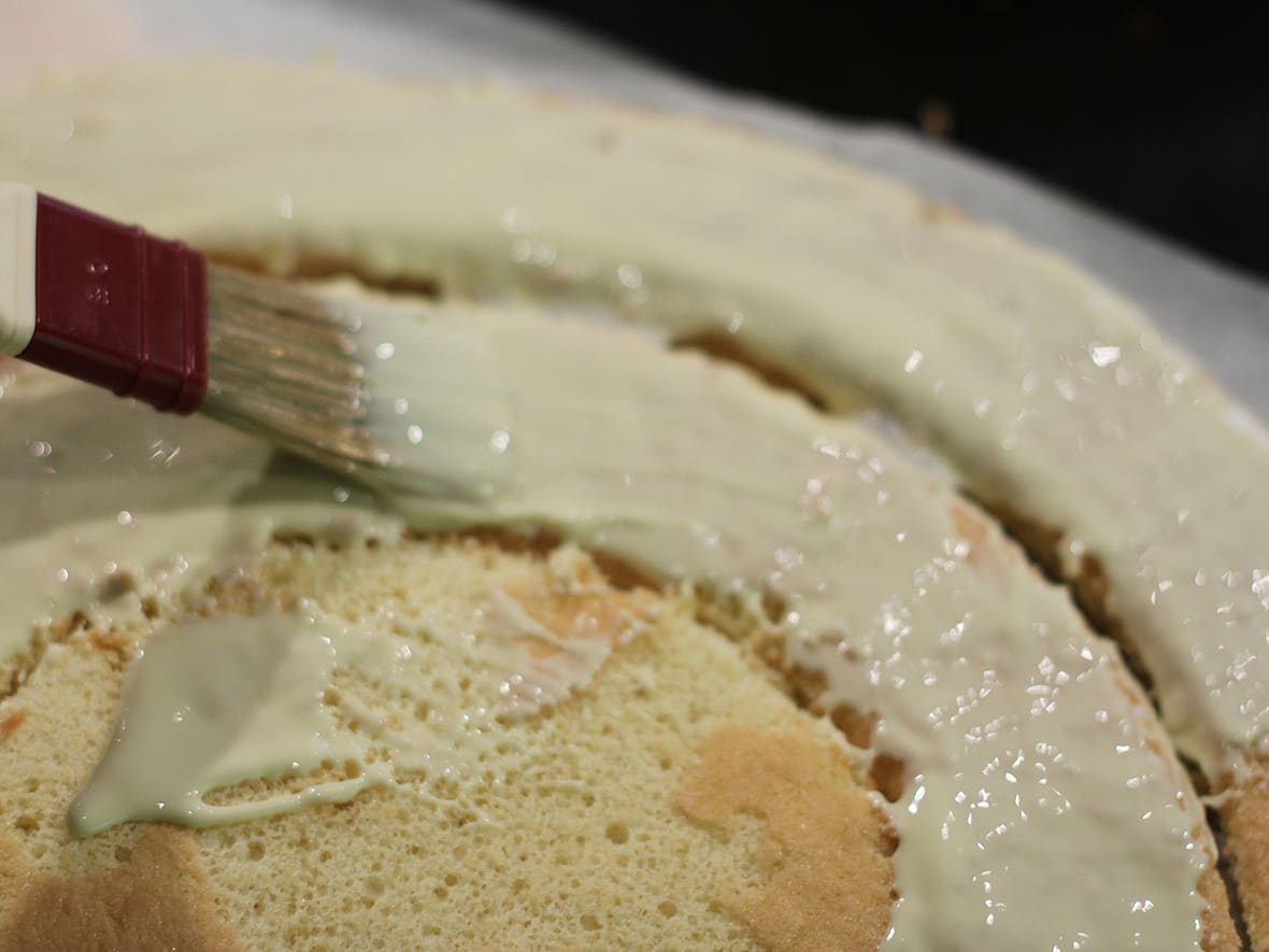 Chablonnage du biscuit au pinceau pâtissier.*ATTR