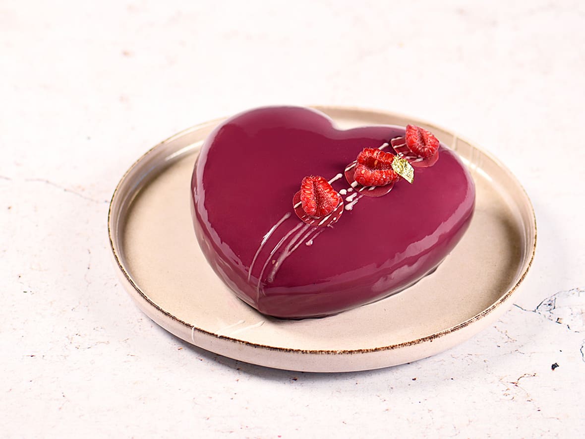 Coeur mousse framboise et meringue.*ATTR