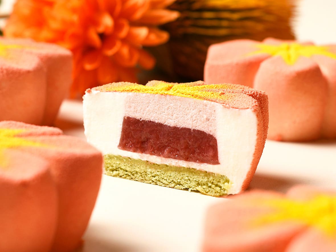Entremets rhubarbe-litchi-thé matcha.*ATTR