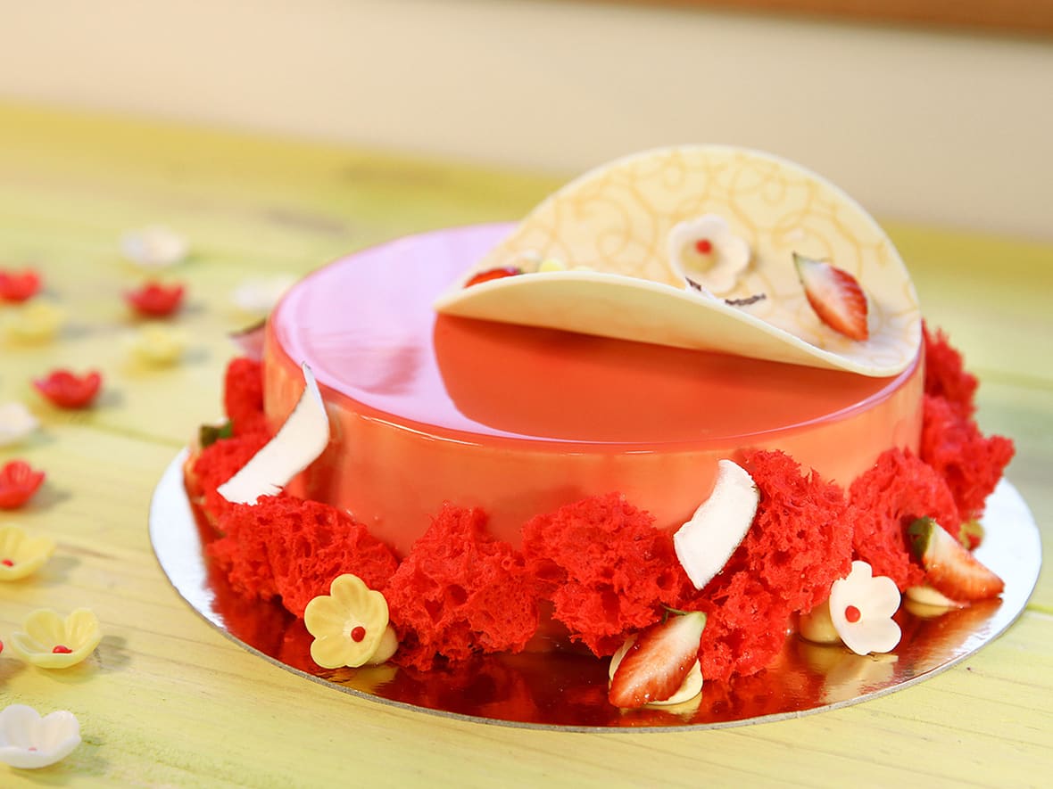 Entremets fraise-coco-hibiscus.*ATTR