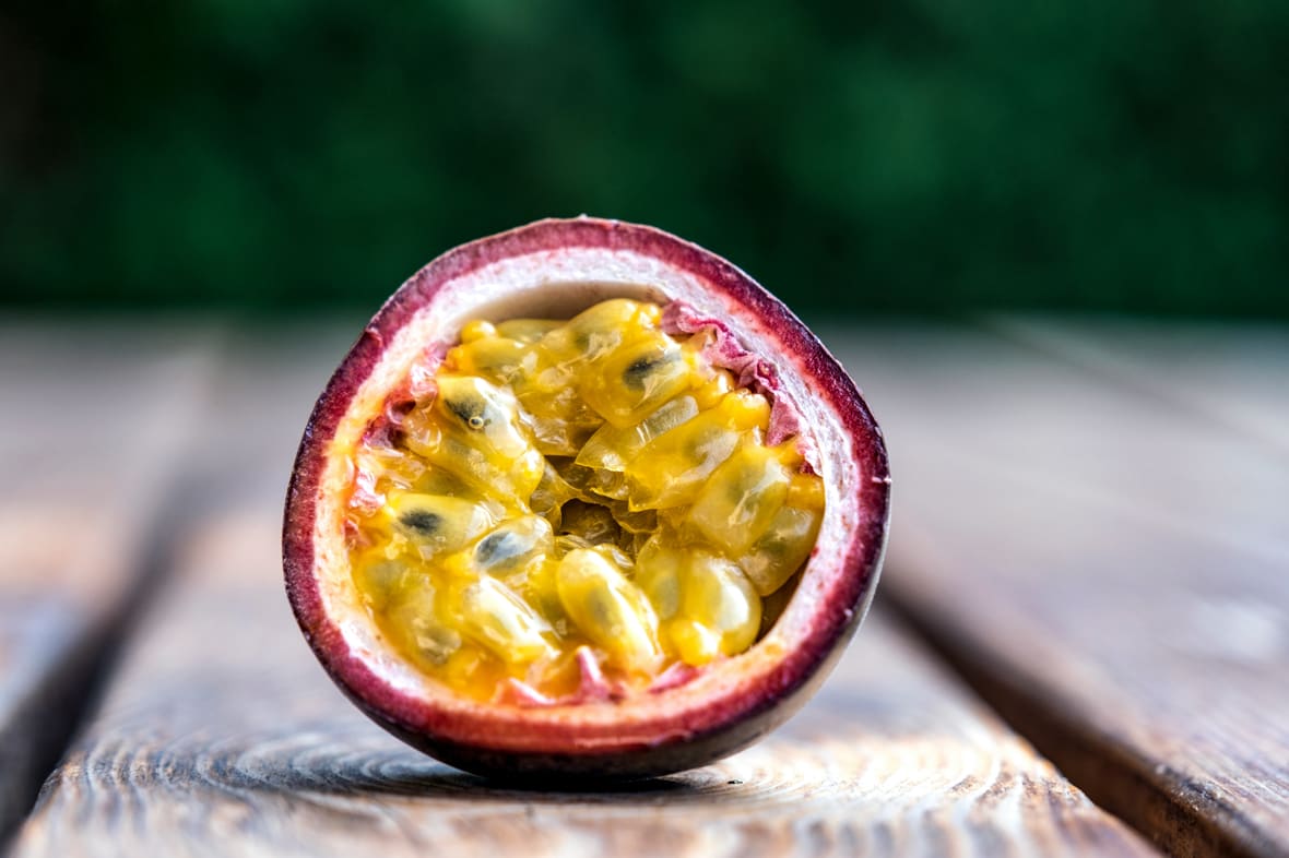 Intérieur d'un fruit de la passion.*ATTR