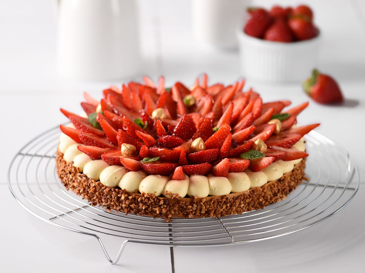 Tarte à la fraise sur son moelleux noisette.*ATTR