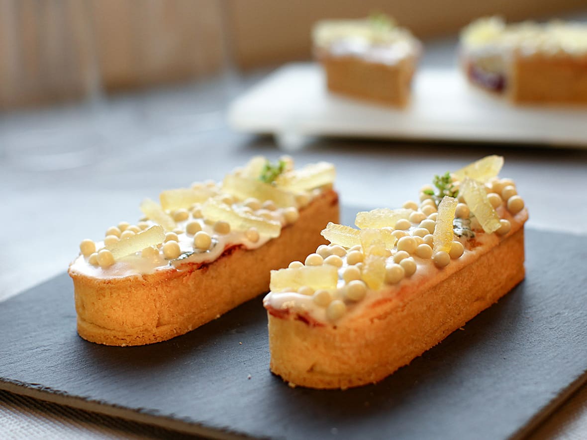 Tartelette citron vert/basilic et fraise, glacée comme un éclair.*ATTR