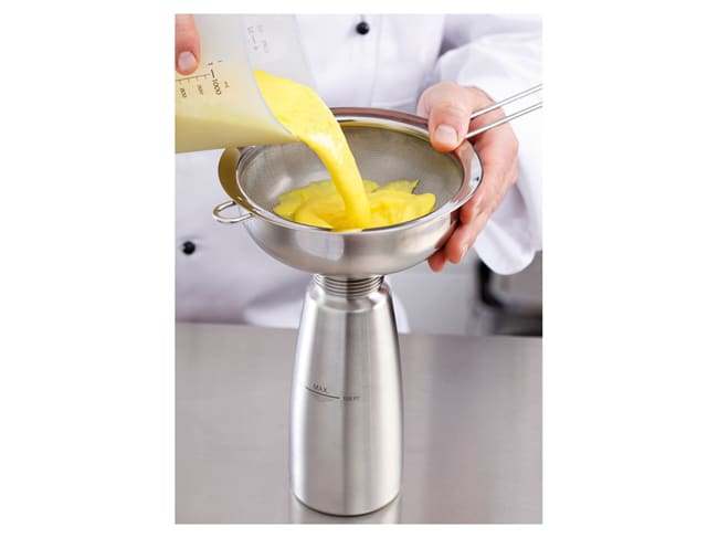 Funnel + removable stainless sieve - iSi