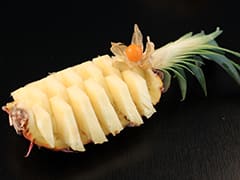 Préparer un ananas découpé en quinconce