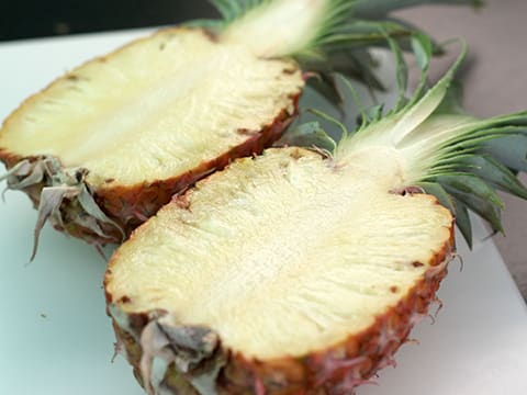 Préparer un ananas découpé en quinconce - 3