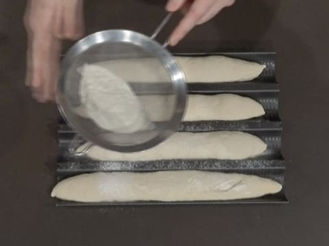 Farine saupoudrée sur baguettes crues
