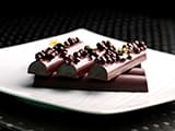 Barre tout chocolat au cur de cerises noires au piment d'Espelette