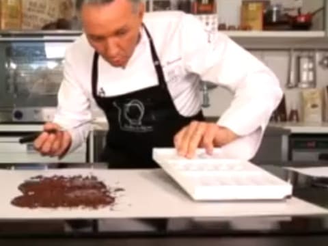 Barre tout chocolat au cœur de cerises noires au piment d'Espelette - 14