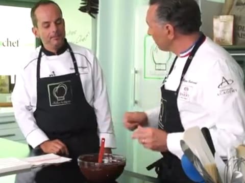 Barre tout chocolat au cœur de cerises noires au piment d'Espelette - 6