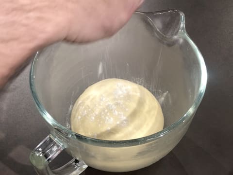 Obtention de la boule de pâte à beignets qui a poussé dans la cuve du batteur, et sur laquelle on saupoudre un peu de farine