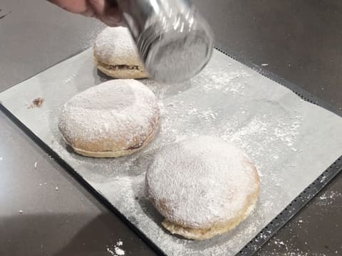 Les trois beignets fourrés de pâte à tartiner maison sont saupoudrés de sucre glace