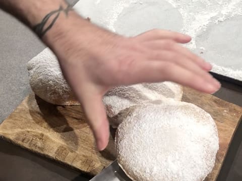 Les beignets sont déposés sur leur plat de service