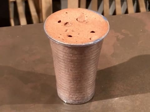 Obtention d'une préparation chocolatée qui a triplé de volume et qui remplit totalement le gobelet en plastique