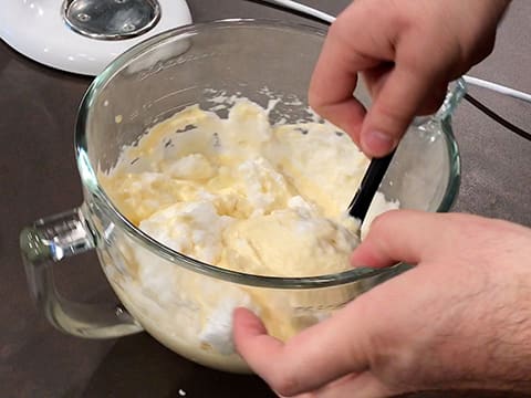 Les blancs d'oeufs en neige sont incorporés dans la préparation blanchie à l'aide de la spatule maryse