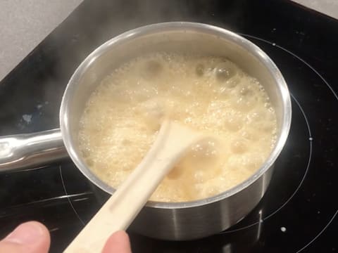 Le mélange caramel et crème fleurette est en train de bouillir dans la casserole