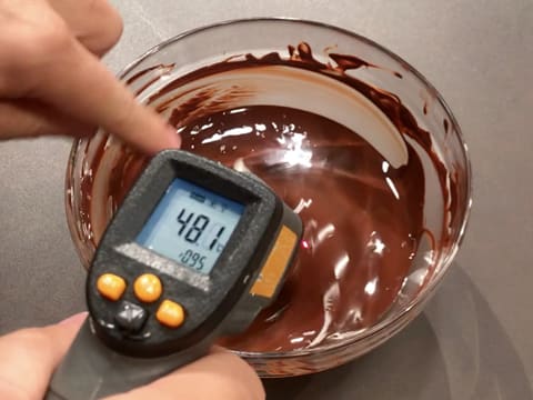 Prise de la température du chocolat noir fondu dans le saladier, celui-ci titre 48,1°C