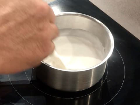 Le mélange crémeux cuit dans la casserole et est mélangé en même temps avec une spatule