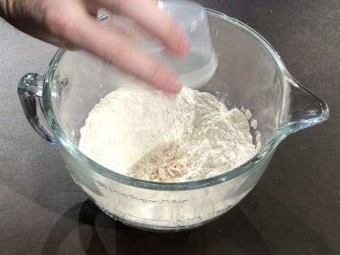 Ajout de la levure fraîche de boulanger dans la cuve