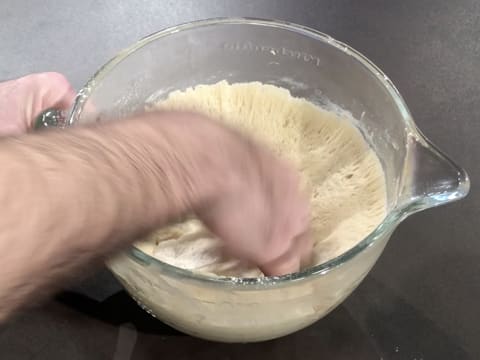 Dégazage de la pâte à brioche