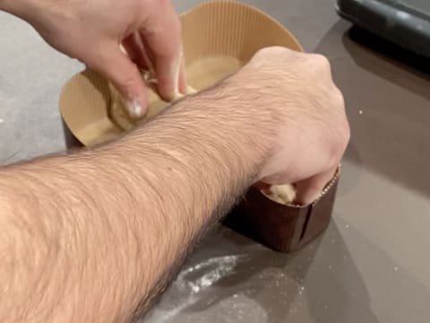 Moulage de la pâte à brioche dans un moule