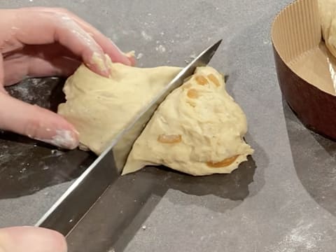 La pâte à brioche est coupée en deux