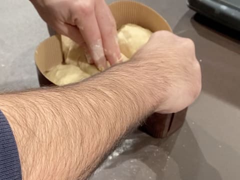 Moulage de la pâte à brioche dans un moule