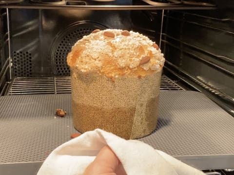 Retrait de la brioche du four