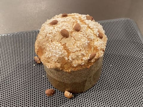 Une brioche ronde et dorée