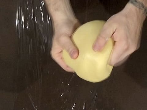 La pâte à brioche est façonnée en une boule