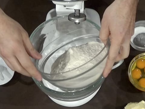 Ajout de la farine sur la levure fraîche de boulanger dans la cuve du batteur