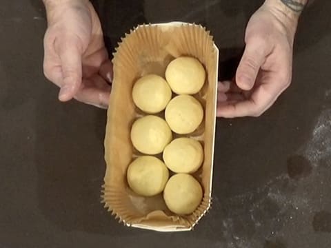 Les boules de pâte sont déposées dans la barquette en bois