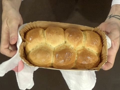 Obtention de la brioche Nanterre qui est cuite et dorée