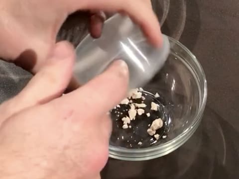 La levure de boulanger fraîche émiettée est placée dans un petit bol