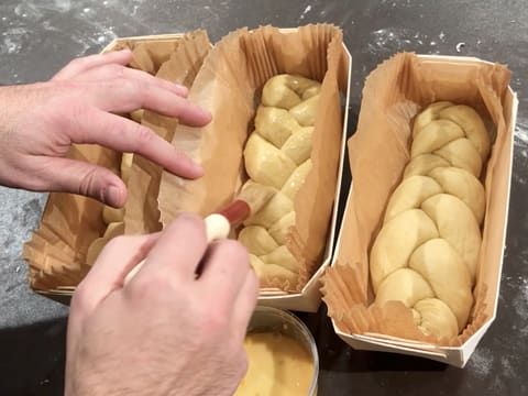 Une des trois brioches est dorée avec la dorure et à l'aide d'un pinceau pâtissier