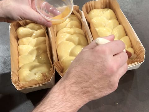 La troisième brioche qui a poussé est dorée au pinceau pâtissier