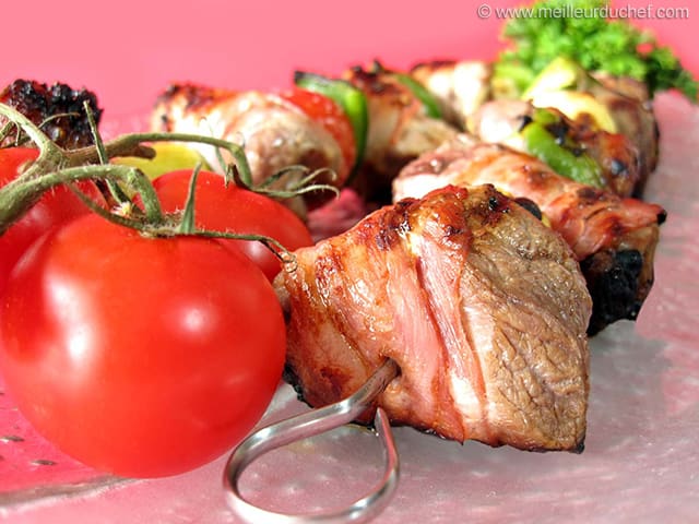 Brochettes d'agneau au lard