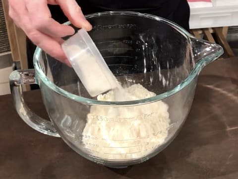 Ajout de la farine sur le sucre glace et la poudre d'amandes, dans la cuve du batteur