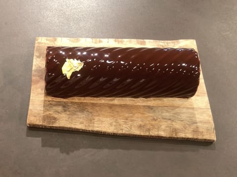 Bûche de Noël caramel fleur de sel, chocolat et cacahuètes - 163