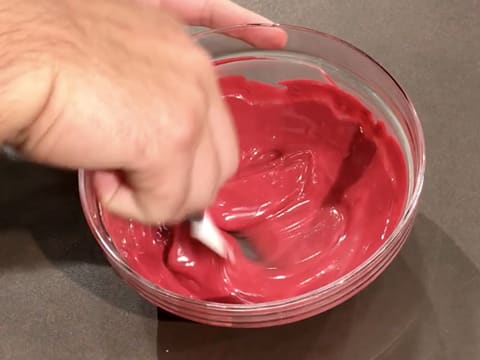 Le chocolat à la framboise fondu est mélangé avec la spatule maryse