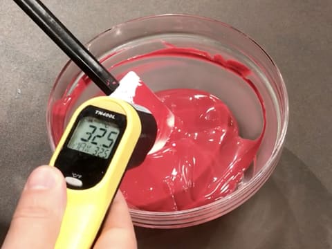 Prise de la température du chocolat à la framboise fondu dans le saladier, qui titre 32,5°C