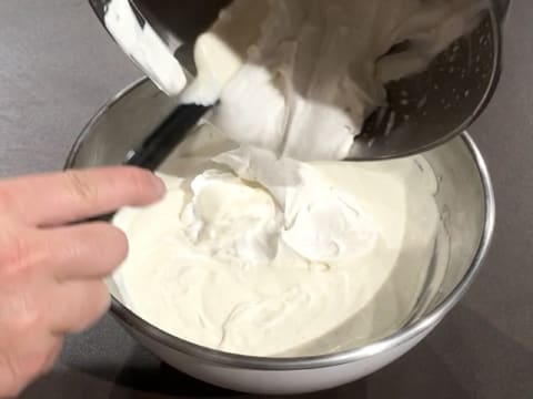 Ajout du restant de crème fouettée dans le cul de poule
